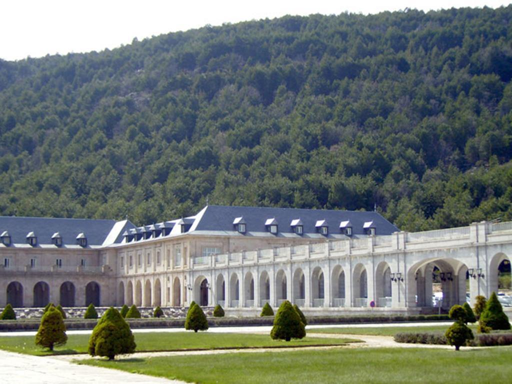 Hospederia Santa Cruz Hotell San Lorenzo de El Escorial Eksteriør bilde